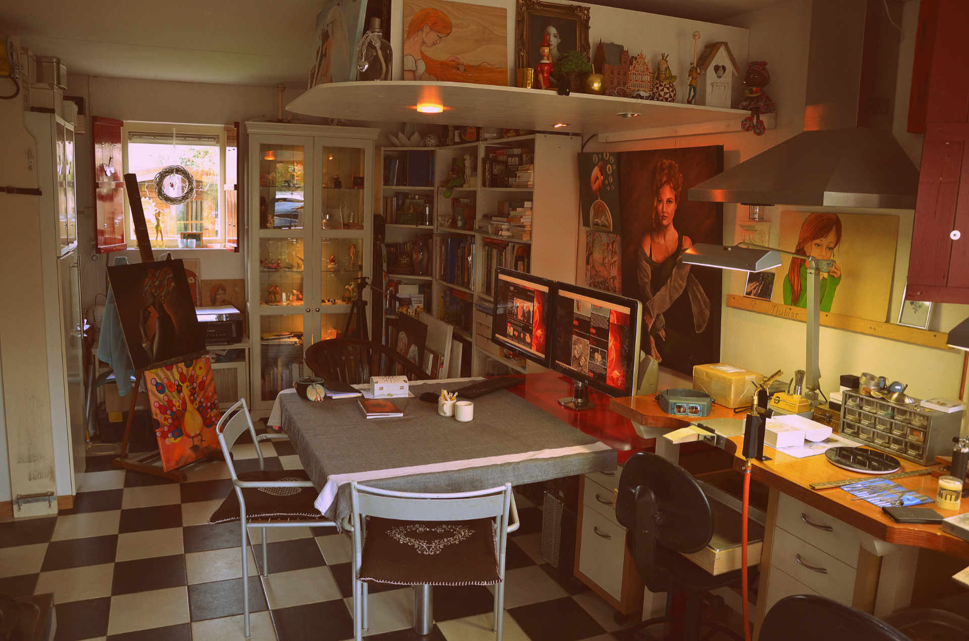 Het sfeervolle atelier van Nubiar in Tiel, vol schilderijen en de goudsmid-werkbank